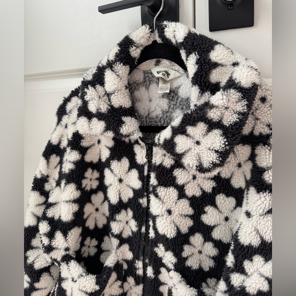 Billabong Warmed Up Floral Fleece Shacket sz Large in Black and White Flower - Picture 5 of 9